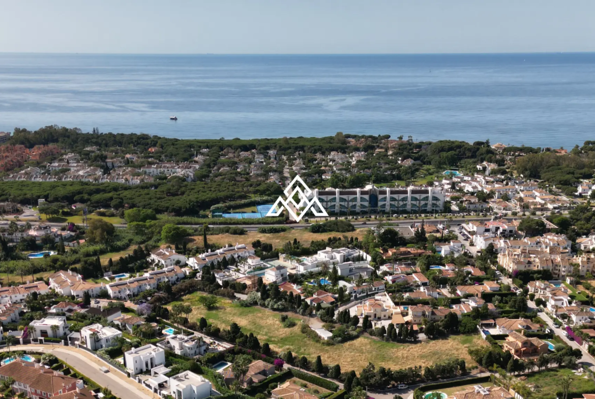 Detached El Paraiso Villa on a large plot near the beach in Estepona. Excellent Spain real estate investment with renovation potential.