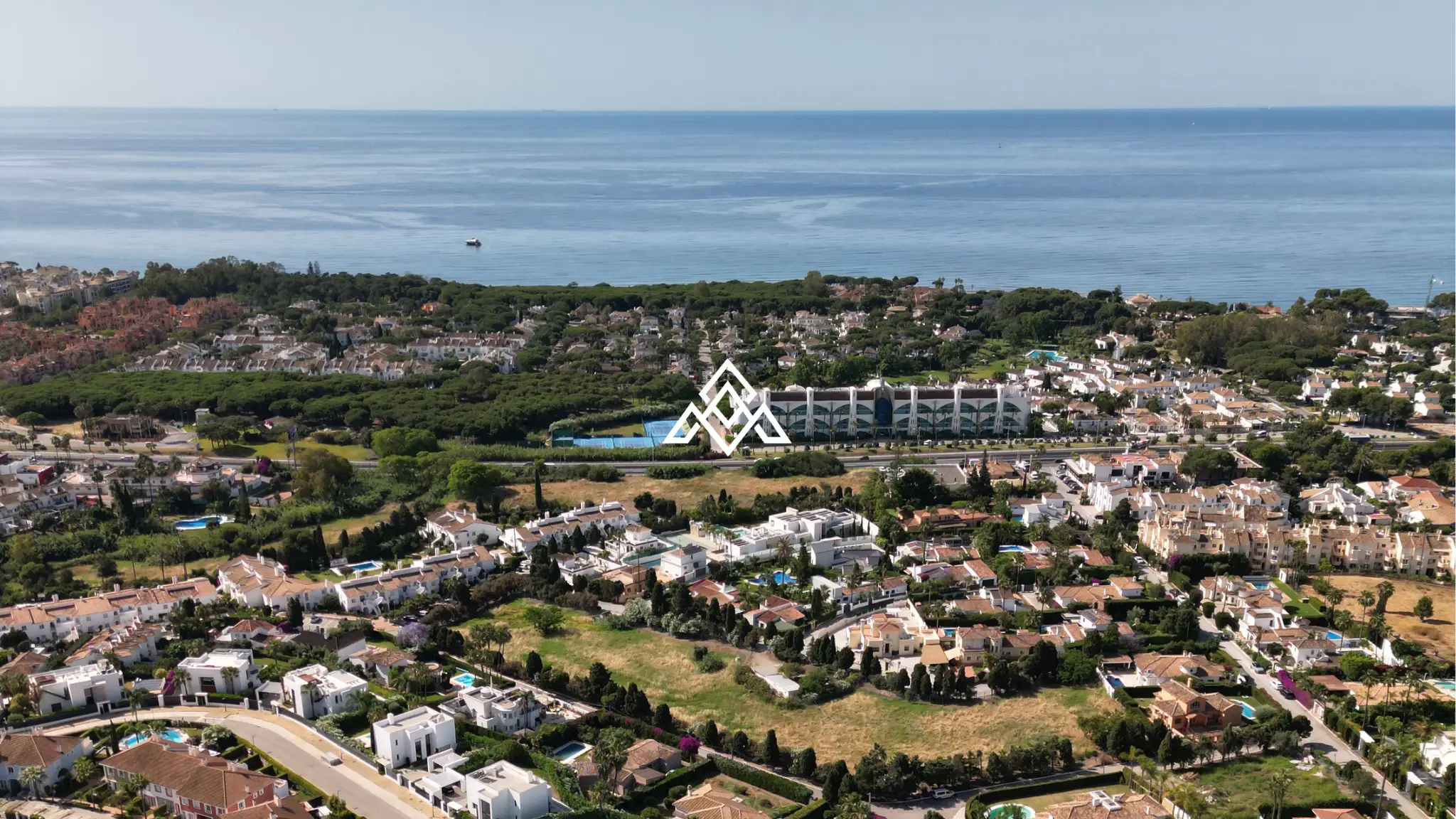 Detached El Paraiso Villa on a large plot near the beach in Estepona. Excellent Spain real estate investment with renovation potential.