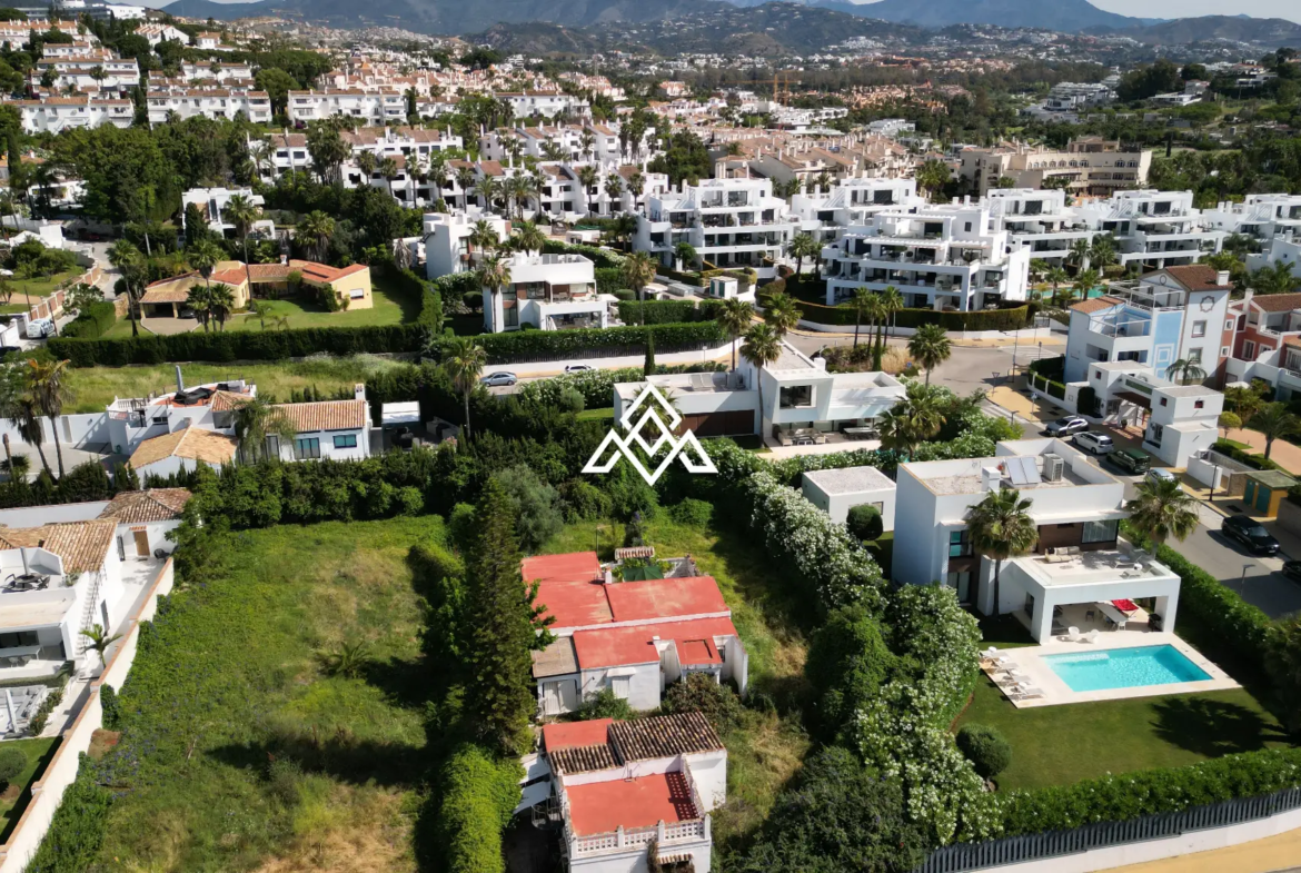 Detached El Paraiso Villa on a large plot near the beach in Estepona. Excellent Spain real estate investment with renovation potential.