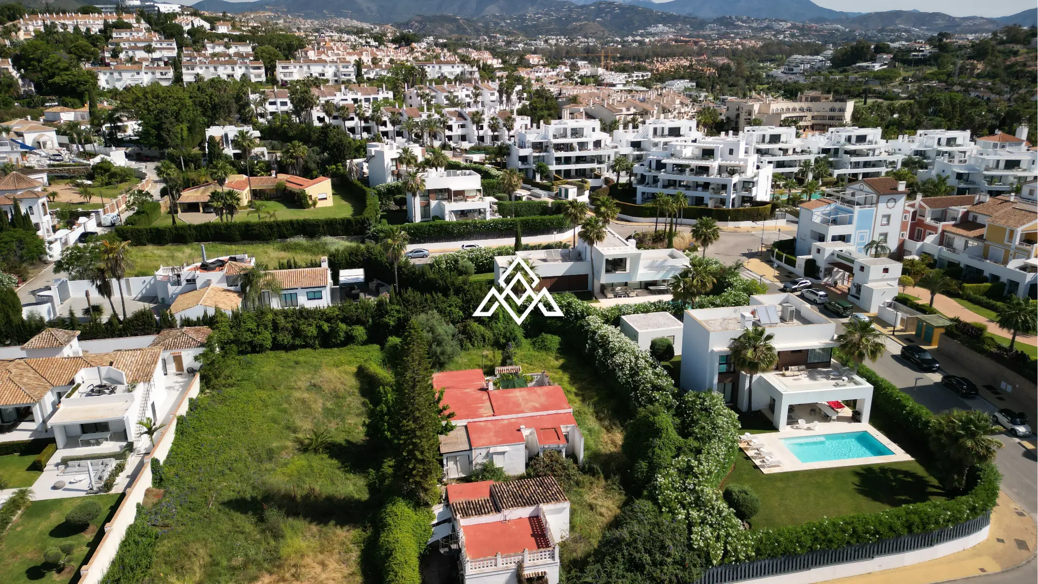 Detached El Paraiso Villa on a large plot near the beach in Estepona. Excellent Spain real estate investment with renovation potential.