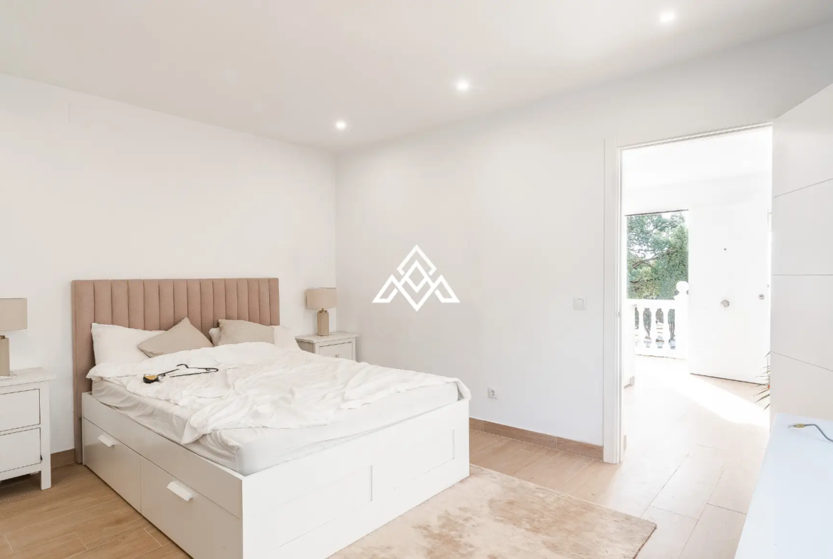 Elviria villa with guest apartments and sea views in Marbella
