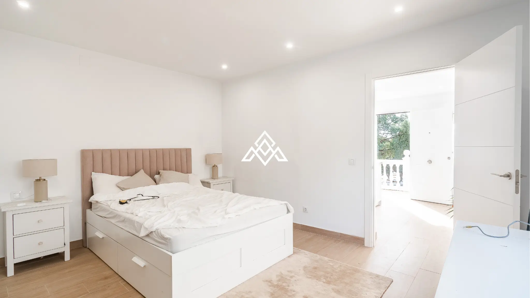 Elviria villa with guest apartments and sea views in Marbella