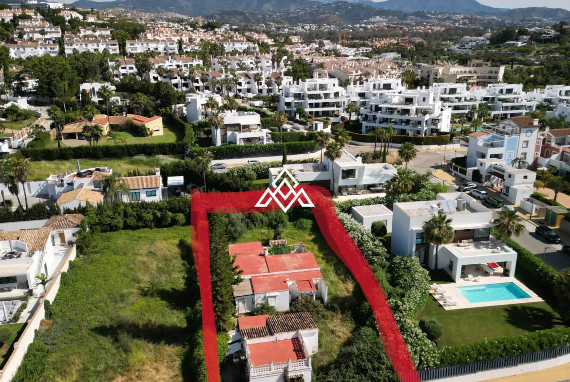 Detached El Paraiso Villa on a large plot near the beach in Estepona. Excellent Spain real estate investment with renovation potential.