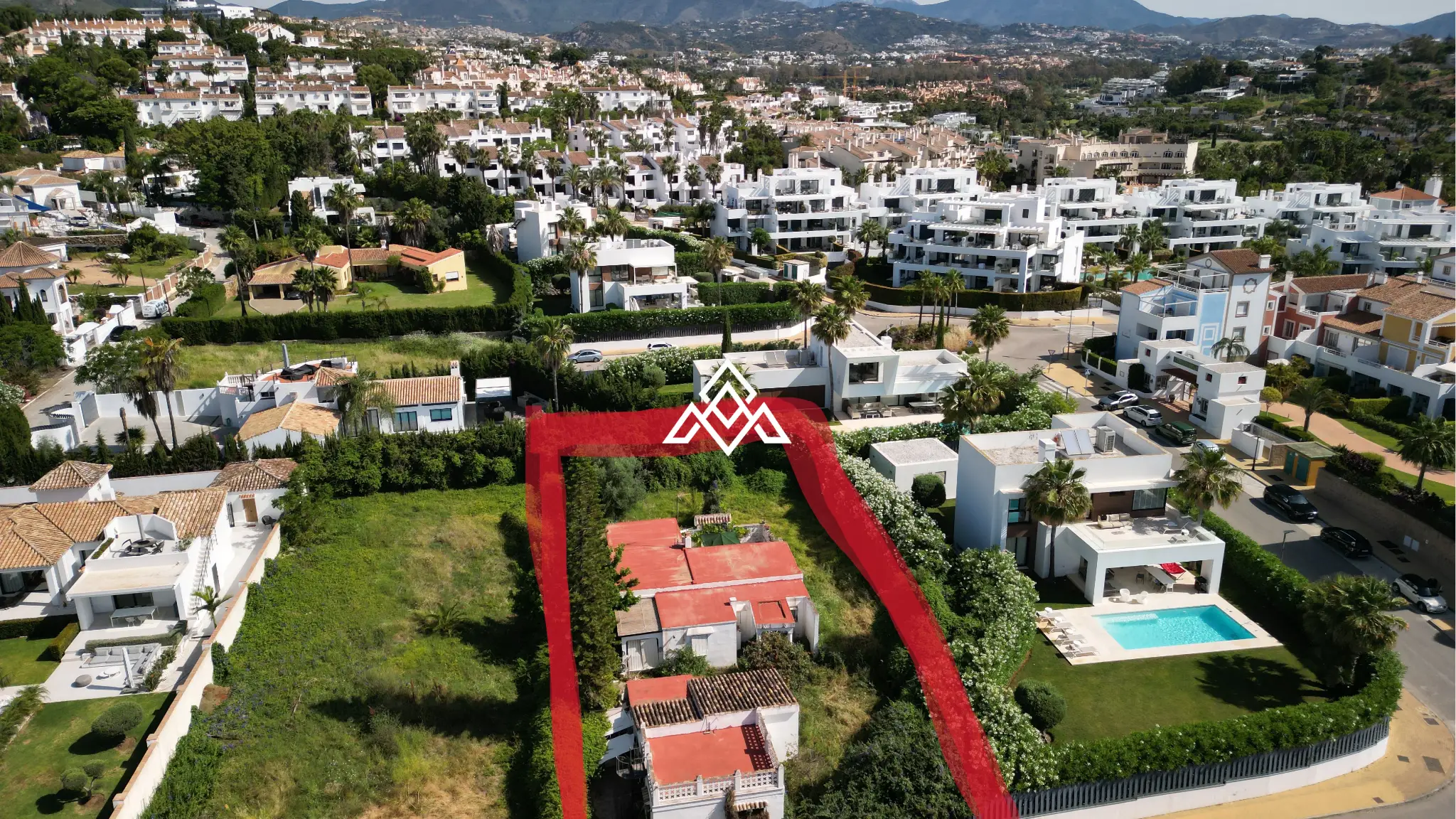 Detached El Paraiso Villa on a large plot near the beach in Estepona. Excellent Spain real estate investment with renovation potential.