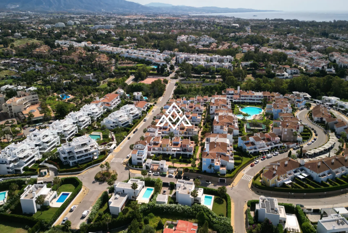 Detached El Paraiso Villa on a large plot near the beach in Estepona. Excellent Spain real estate investment with renovation potential.