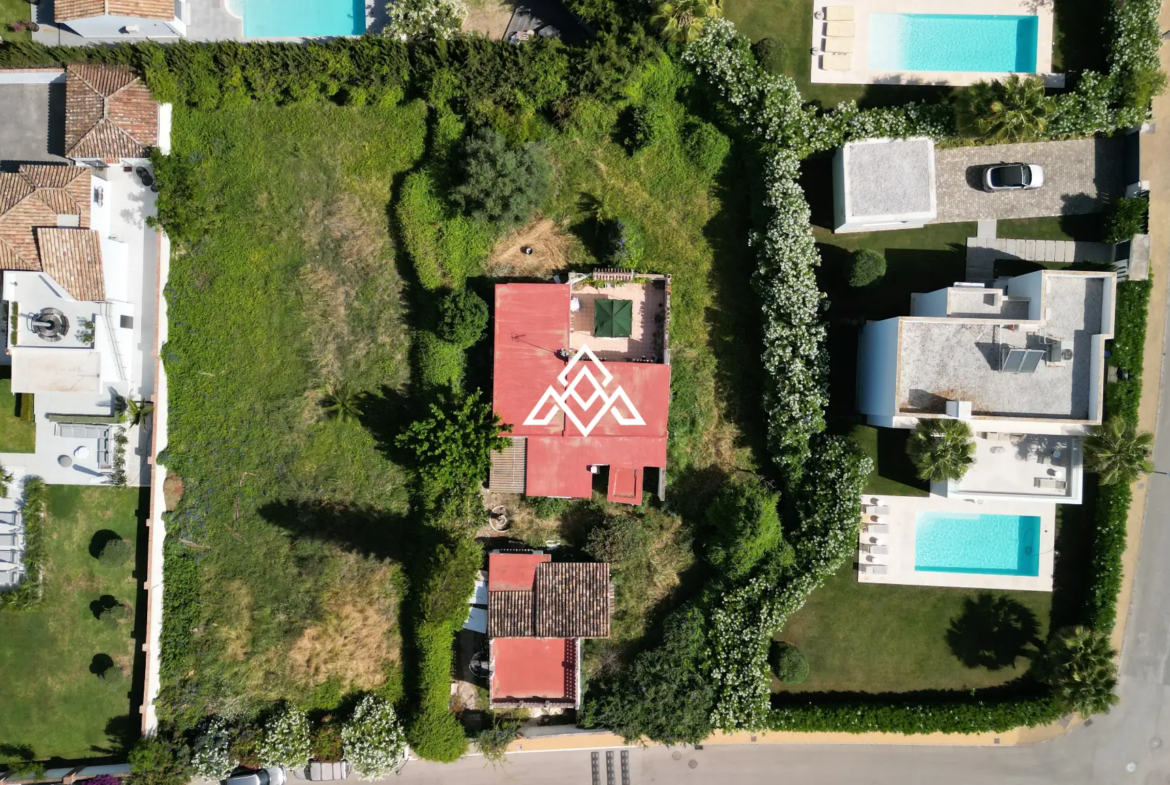 Detached El Paraiso Villa on a large plot near the beach in Estepona. Excellent Spain real estate investment with renovation potential.