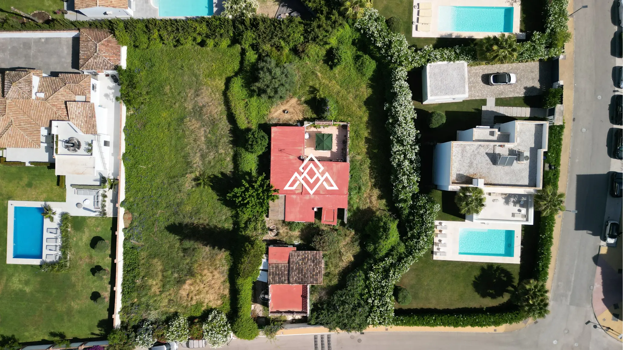 Detached El Paraiso Villa on a large plot near the beach in Estepona. Excellent Spain real estate investment with renovation potential.