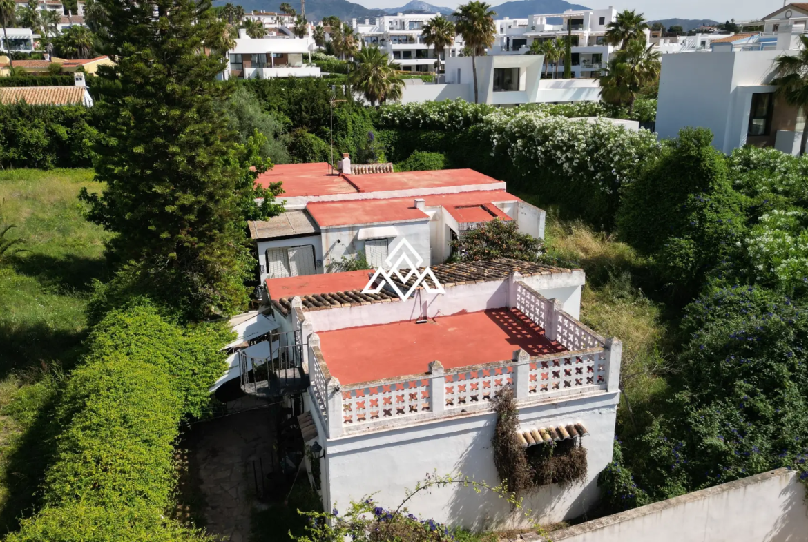 Detached El Paraiso Villa on a large plot near the beach in Estepona. Excellent Spain real estate investment with renovation potential.