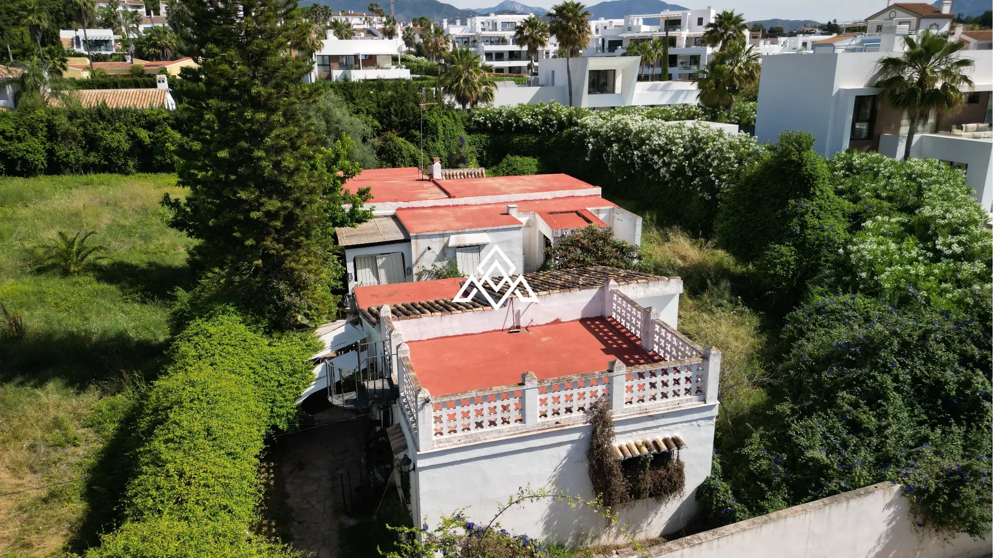 Detached El Paraiso Villa on a large plot near the beach in Estepona. Excellent Spain real estate investment with renovation potential.