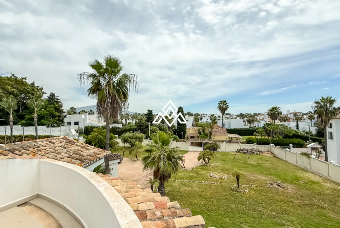 Spacious El Paraiso Villa on a 1,402 m² plot in Estepona. Prime Spain villa for sale close to golf, beaches, and all amenities.