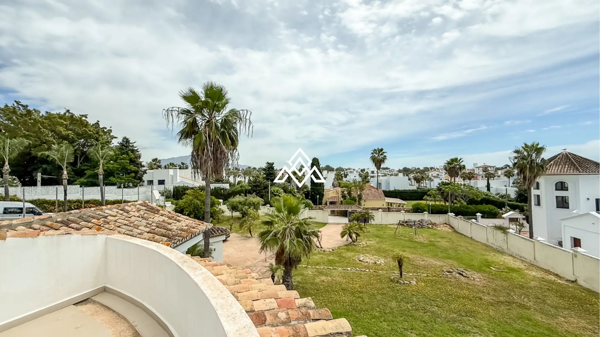 Spacious El Paraiso Villa on a 1,402 m² plot in Estepona. Prime Spain villa for sale close to golf, beaches, and all amenities.