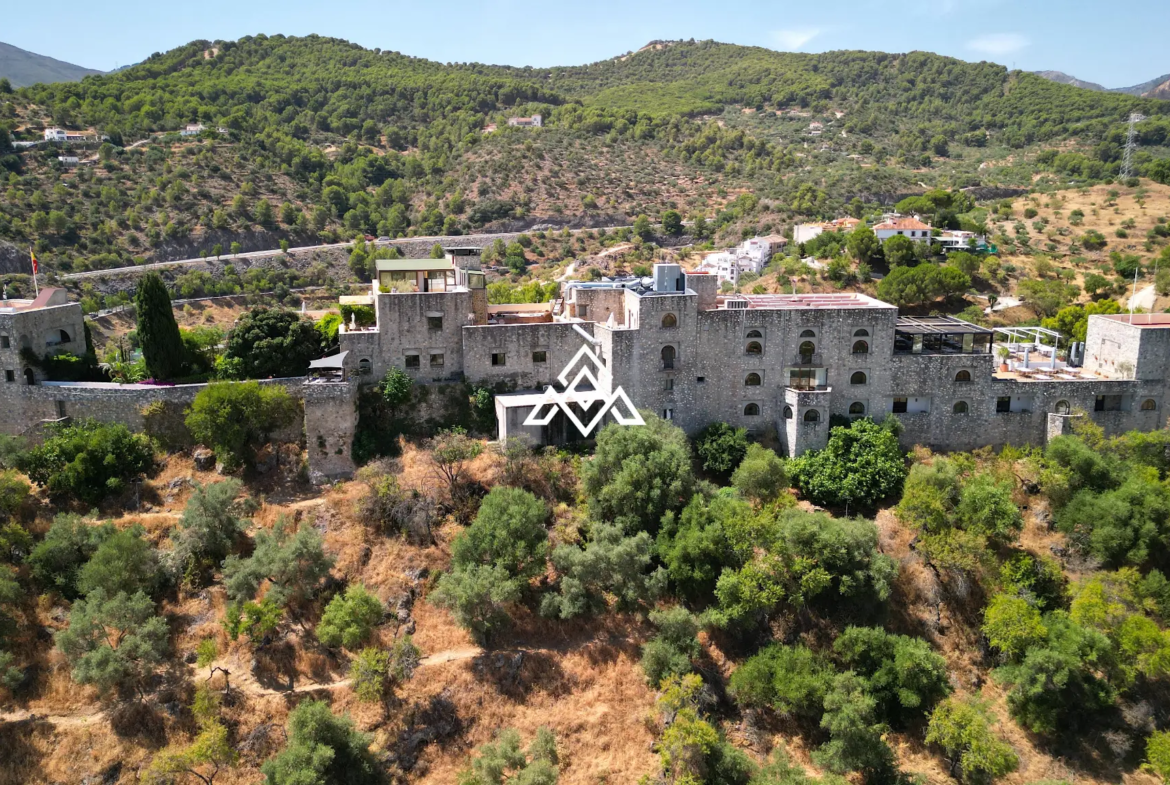 Charming Rustic Estate Monda with two independent homes, mountain views and 3,200 m² of land. Spain real estate investment near Málaga.