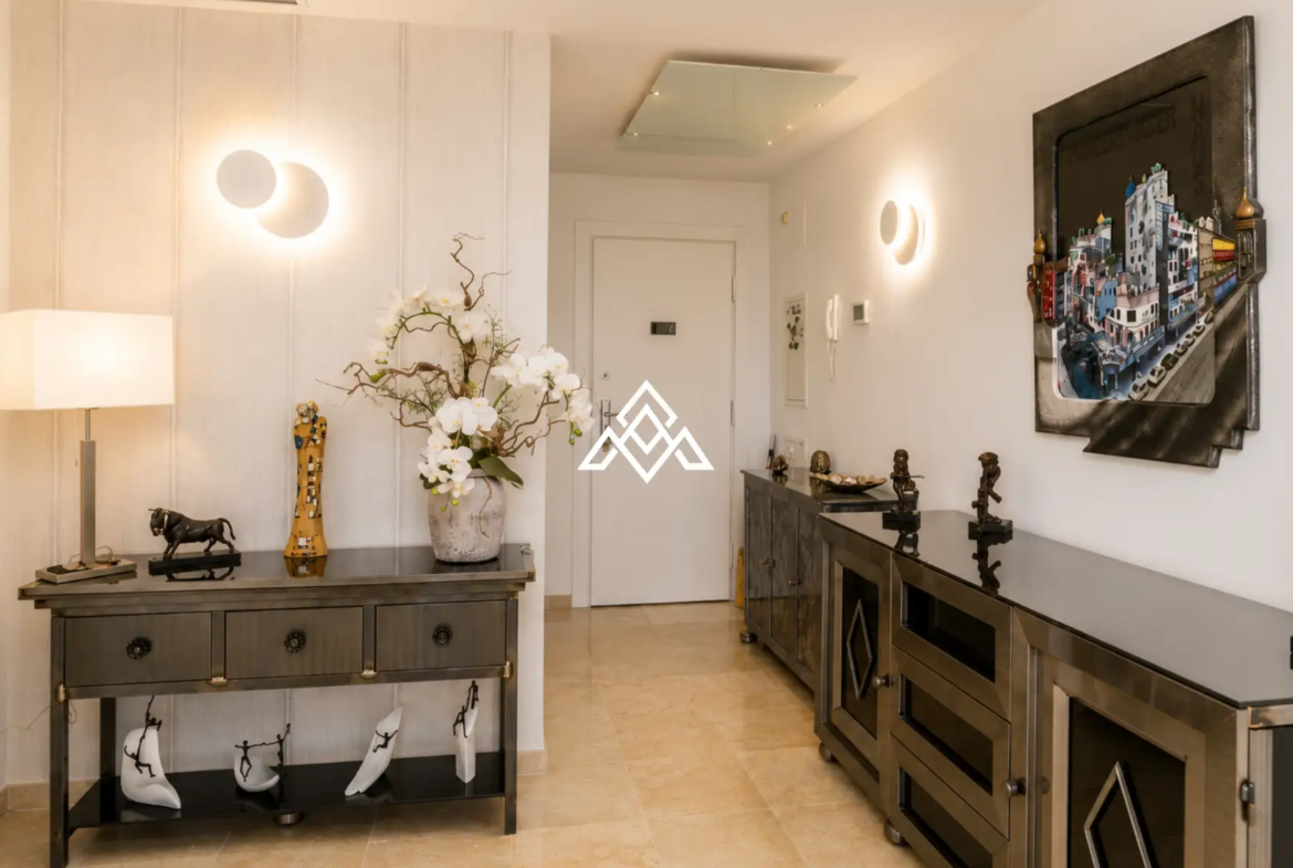 Luxury Benahavis Apartment with panoramic sea, golf and lake views, renovated interiors and terrace. Prime Spain real estate opportunity.