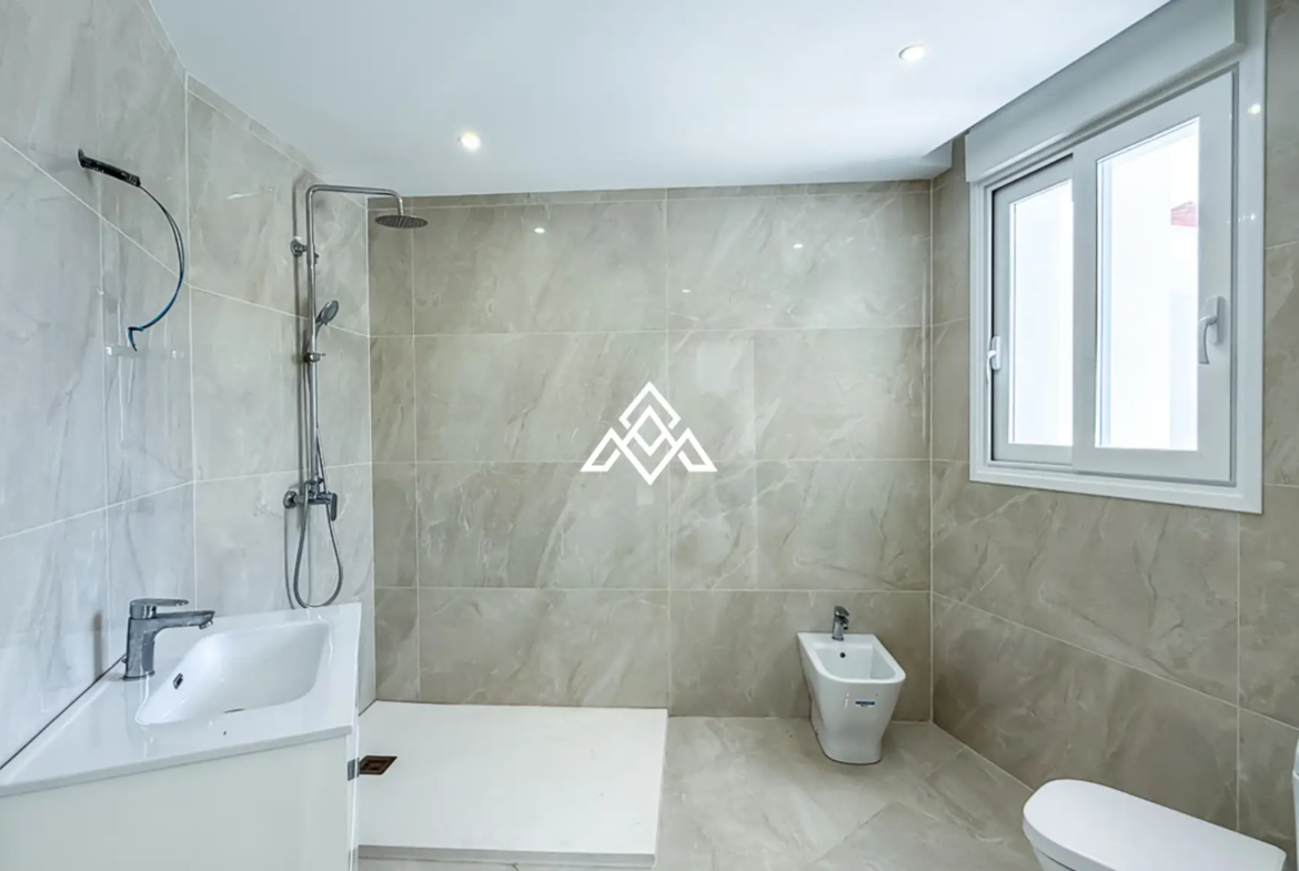 Spacious El Paraiso Villa on a 1,402 m² plot in Estepona. Prime Spain villa for sale close to golf, beaches, and all amenities.