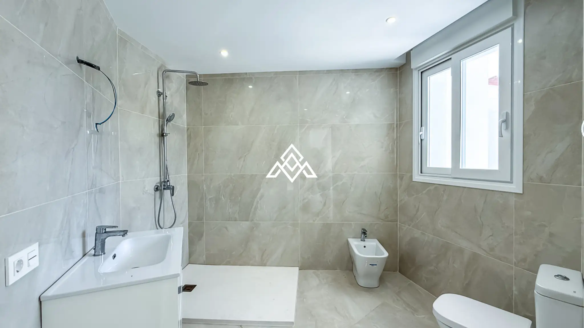 Spacious El Paraiso Villa on a 1,402 m² plot in Estepona. Prime Spain villa for sale close to golf, beaches, and all amenities.