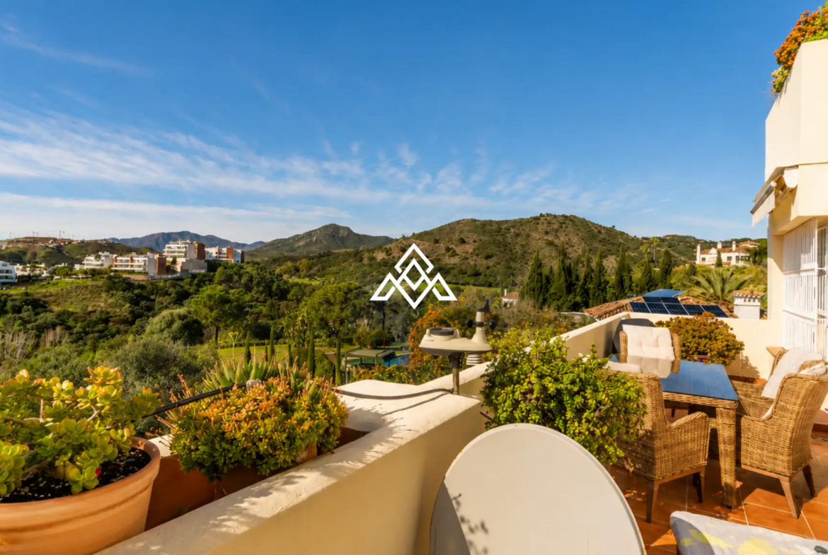 Luxury Benahavis Apartment with panoramic sea, golf and lake views, renovated interiors and terrace. Prime Spain real estate opportunity.