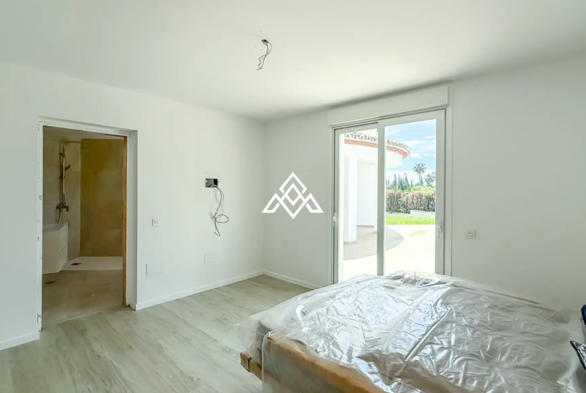 Spacious El Paraiso Villa on a 1,402 m² plot in Estepona. Prime Spain villa for sale close to golf, beaches, and all amenities.
