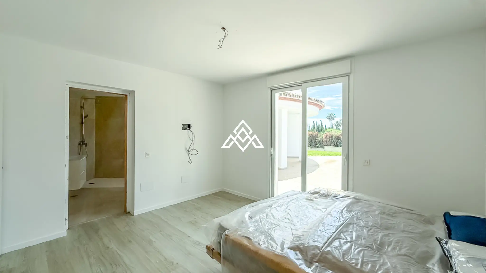 Spacious El Paraiso Villa on a 1,402 m² plot in Estepona. Prime Spain villa for sale close to golf, beaches, and all amenities.