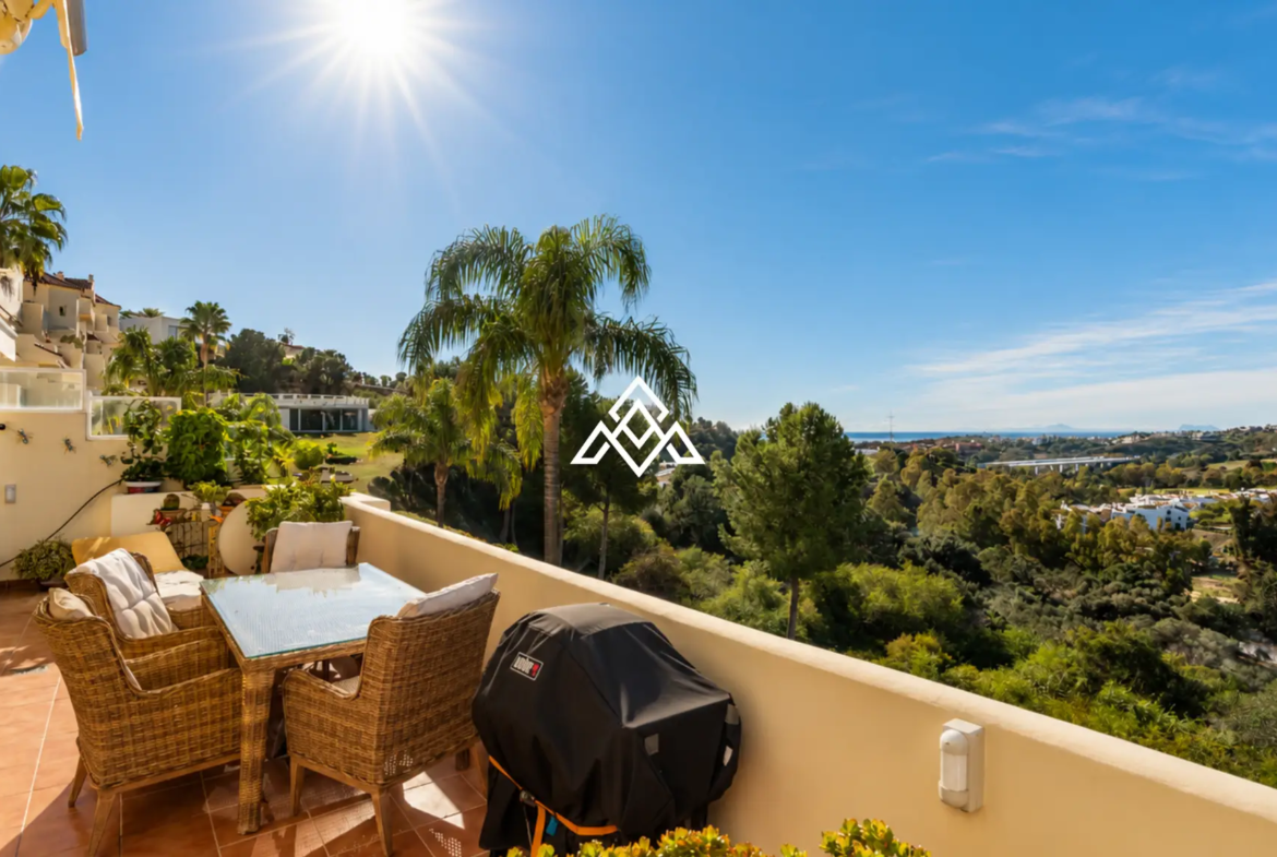 Luxury Benahavis Apartment with panoramic sea, golf and lake views, renovated interiors and terrace. Prime Spain real estate opportunity.