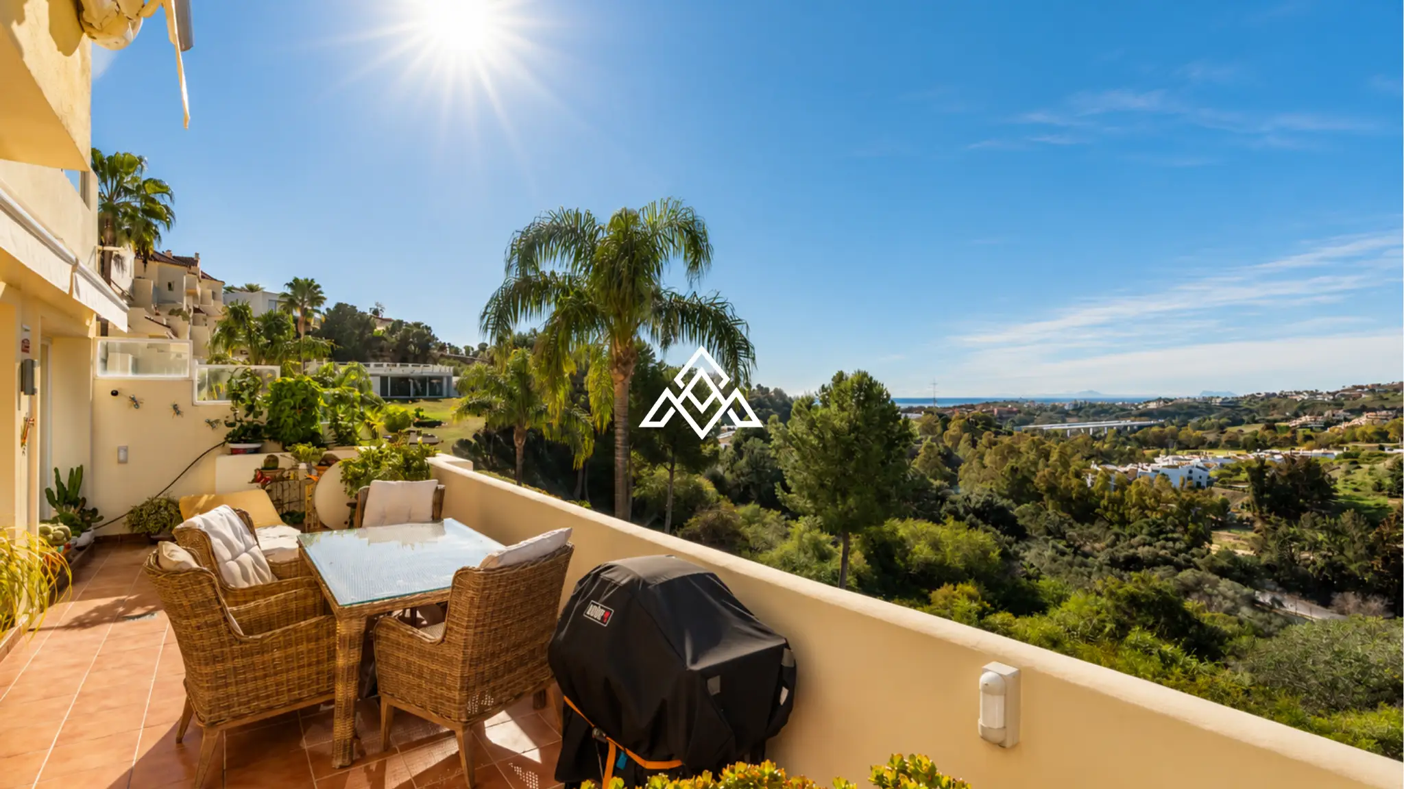 Luxury Benahavis Apartment with panoramic sea, golf and lake views, renovated interiors and terrace. Prime Spain real estate opportunity.