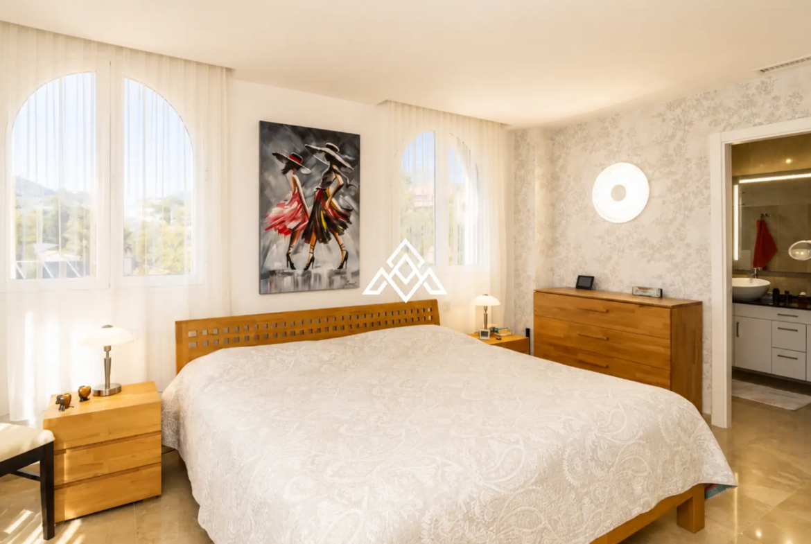 Luxury Benahavis Apartment with panoramic sea, golf and lake views, renovated interiors and terrace. Prime Spain real estate opportunity.