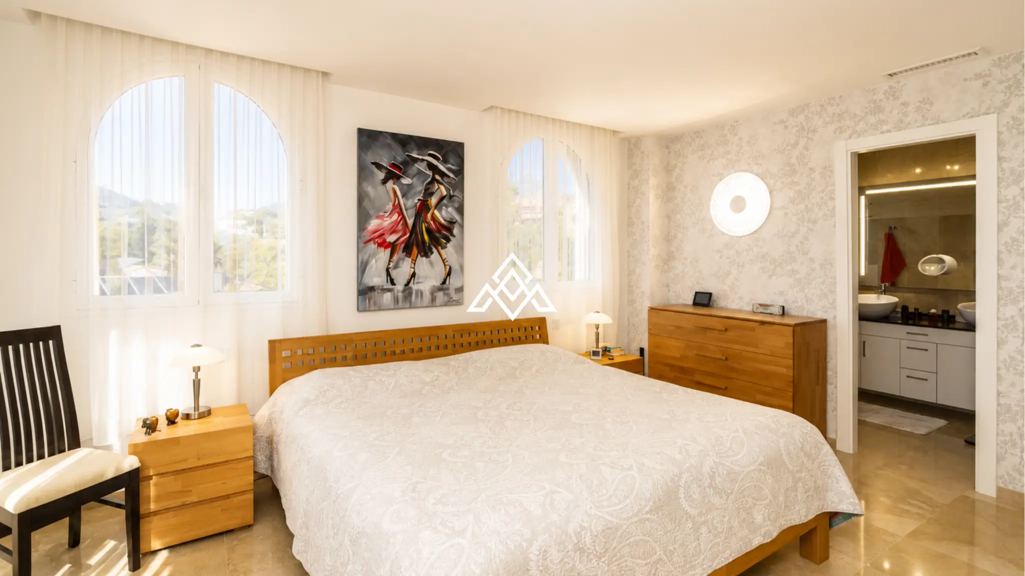 Luxury Benahavis Apartment with panoramic sea, golf and lake views, renovated interiors and terrace. Prime Spain real estate opportunity.