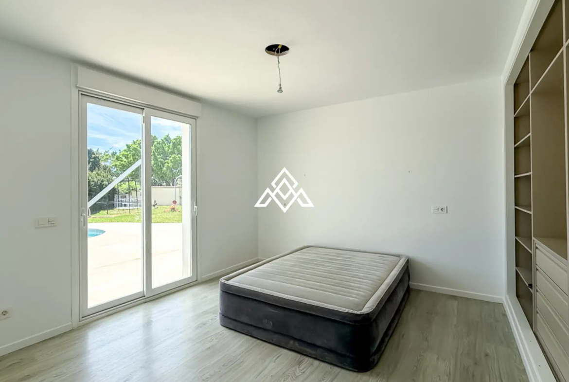 Spacious El Paraiso Villa on a 1,402 m² plot in Estepona. Prime Spain villa for sale close to golf, beaches, and all amenities.