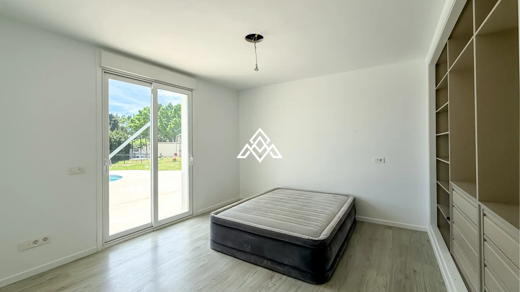 Spacious El Paraiso Villa on a 1,402 m² plot in Estepona. Prime Spain villa for sale close to golf, beaches, and all amenities.