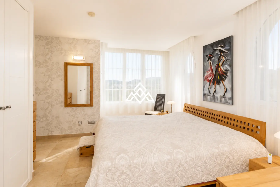 Luxury Benahavis Apartment with panoramic sea, golf and lake views, renovated interiors and terrace. Prime Spain real estate opportunity.