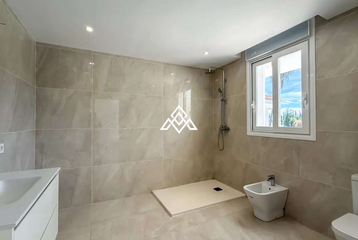 Spacious El Paraiso Villa on a 1,402 m² plot in Estepona. Prime Spain villa for sale close to golf, beaches, and all amenities.