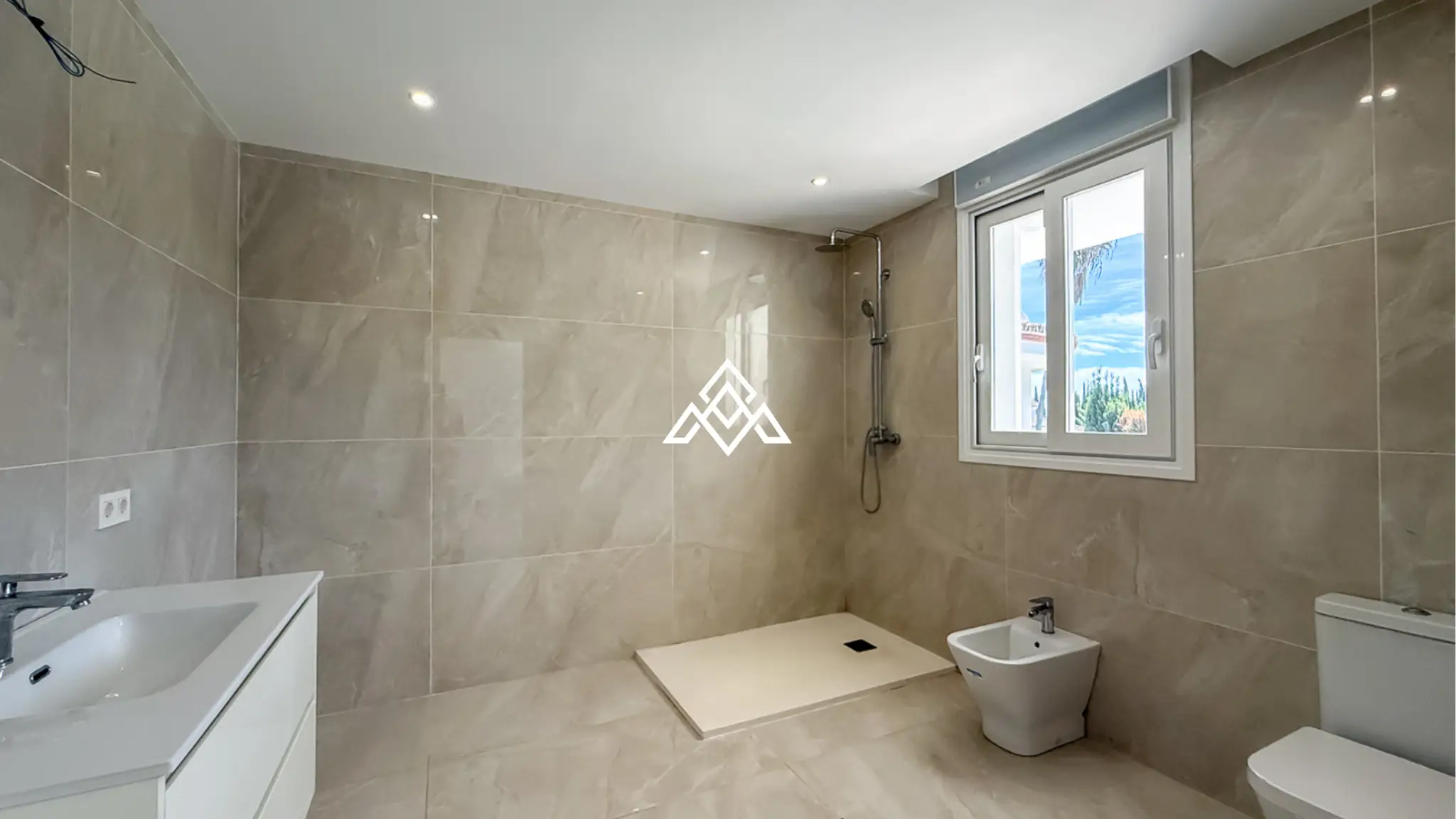 Spacious El Paraiso Villa on a 1,402 m² plot in Estepona. Prime Spain villa for sale close to golf, beaches, and all amenities.