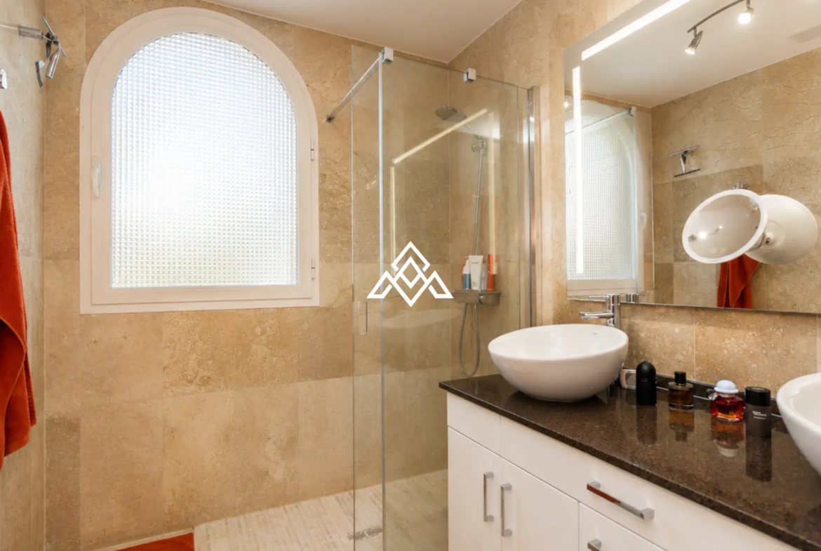 Luxury Benahavis Apartment with panoramic sea, golf and lake views, renovated interiors and terrace. Prime Spain real estate opportunity.