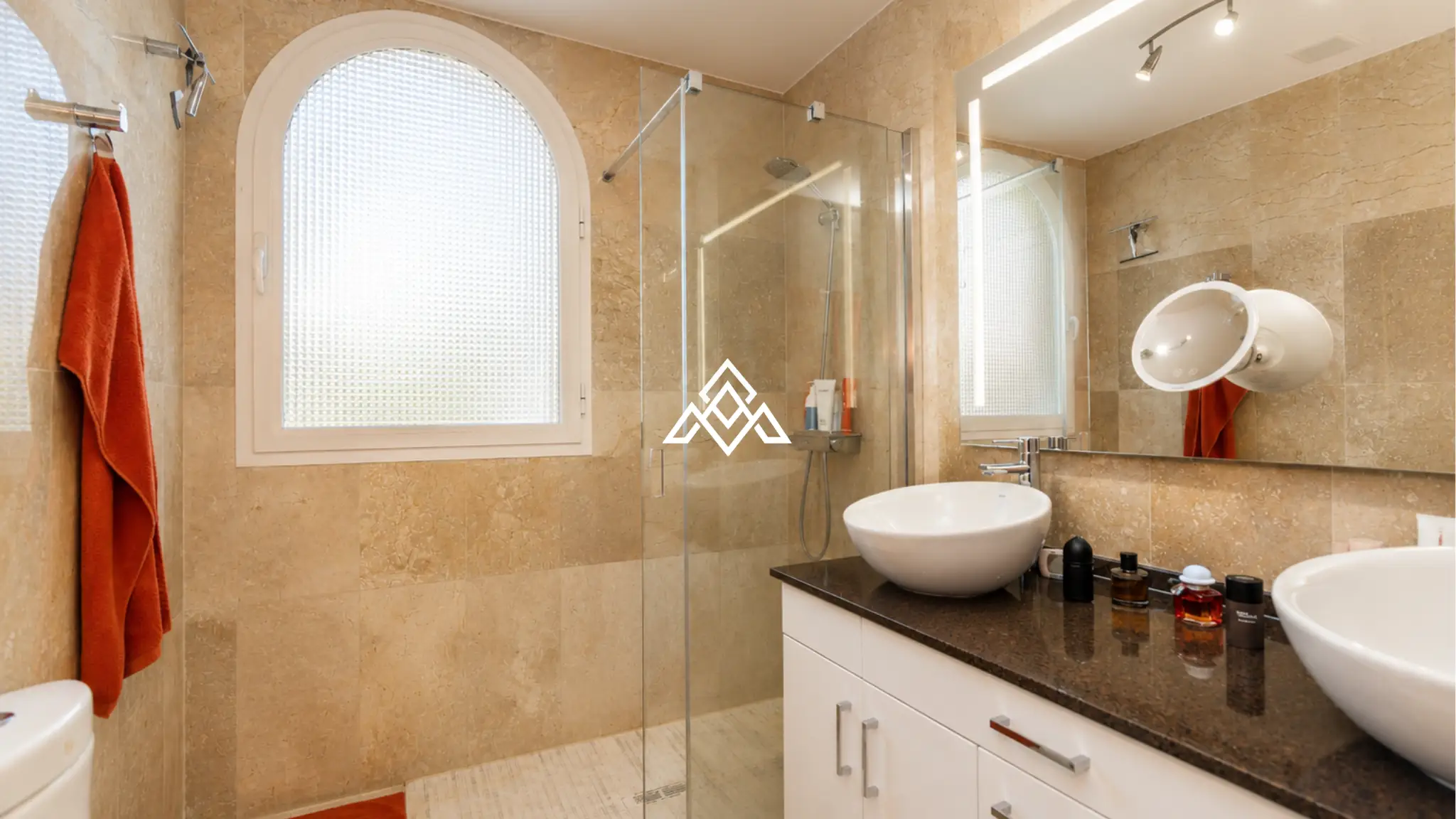 Luxury Benahavis Apartment with panoramic sea, golf and lake views, renovated interiors and terrace. Prime Spain real estate opportunity.