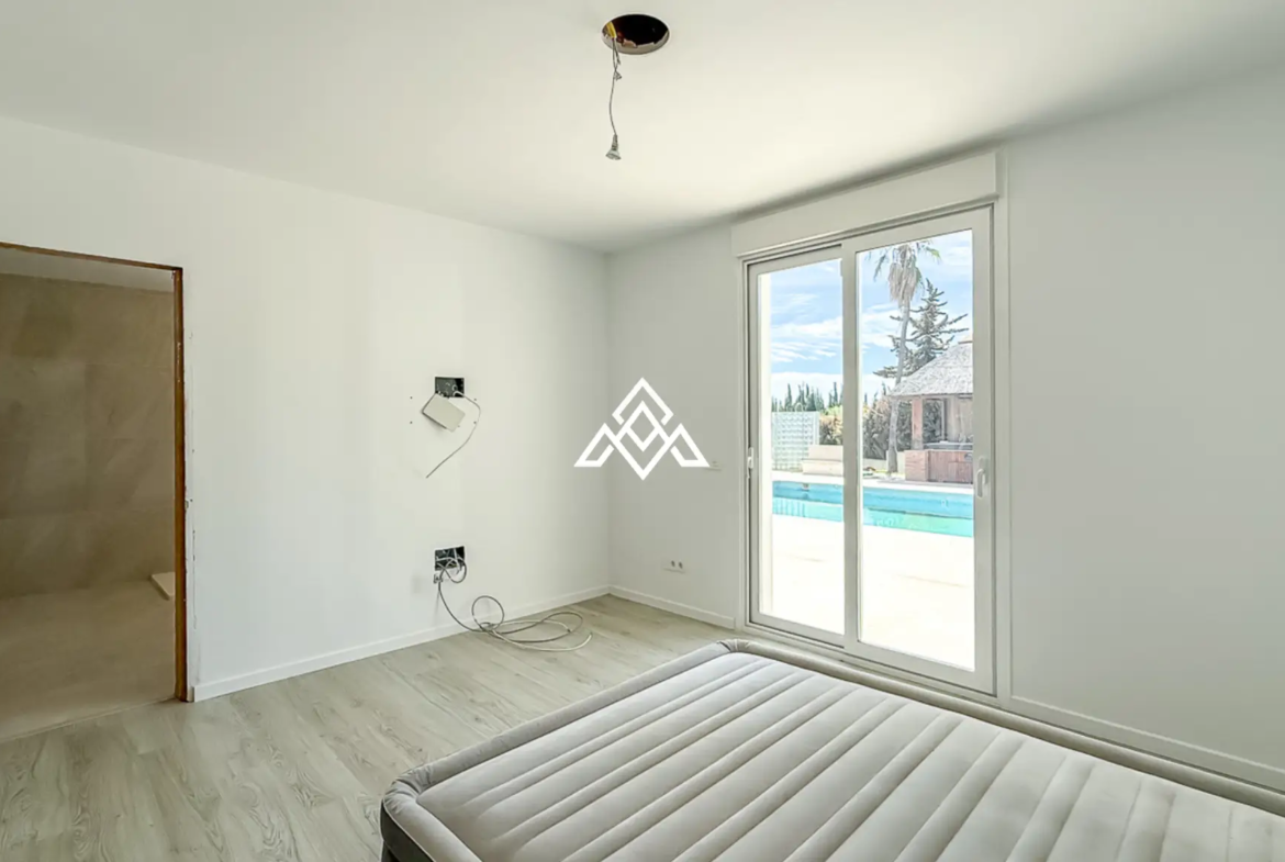 Spacious El Paraiso Villa on a 1,402 m² plot in Estepona. Prime Spain villa for sale close to golf, beaches, and all amenities.