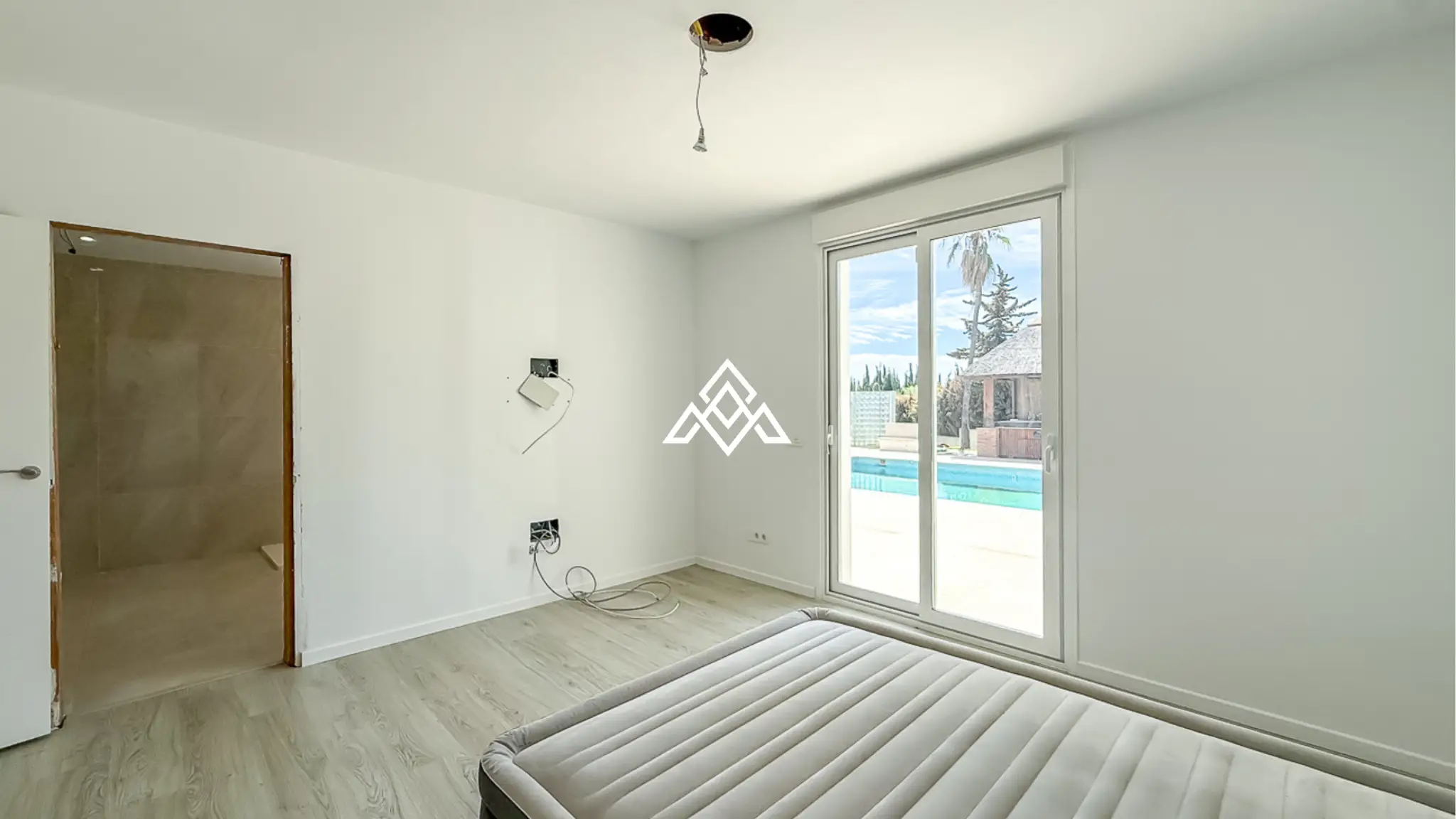Spacious El Paraiso Villa on a 1,402 m² plot in Estepona. Prime Spain villa for sale close to golf, beaches, and all amenities.