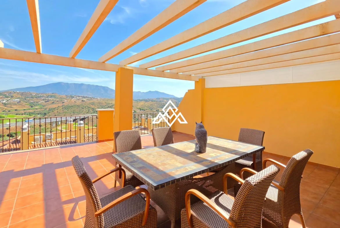 Luxury Calanova Penthouse with a 200 m² terrace, panoramic sea and golf views. Exceptional Spain real estate in La Cala de Mijas.