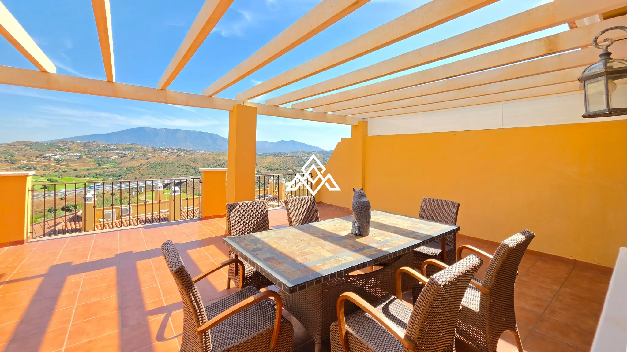 Luxury Calanova Penthouse with a 200 m² terrace, panoramic sea and golf views. Exceptional Spain real estate in La Cala de Mijas.