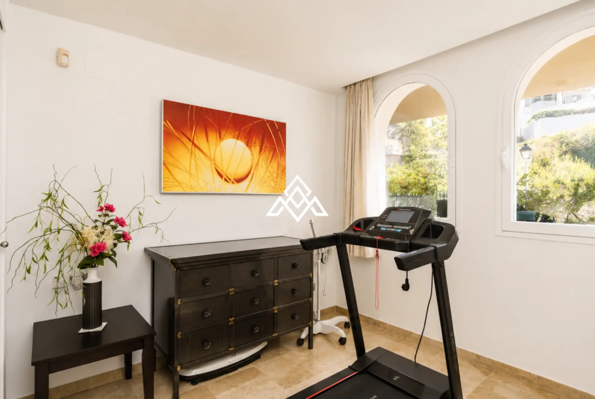 Luxury Benahavis Apartment with panoramic sea, golf and lake views, renovated interiors and terrace. Prime Spain real estate opportunity.