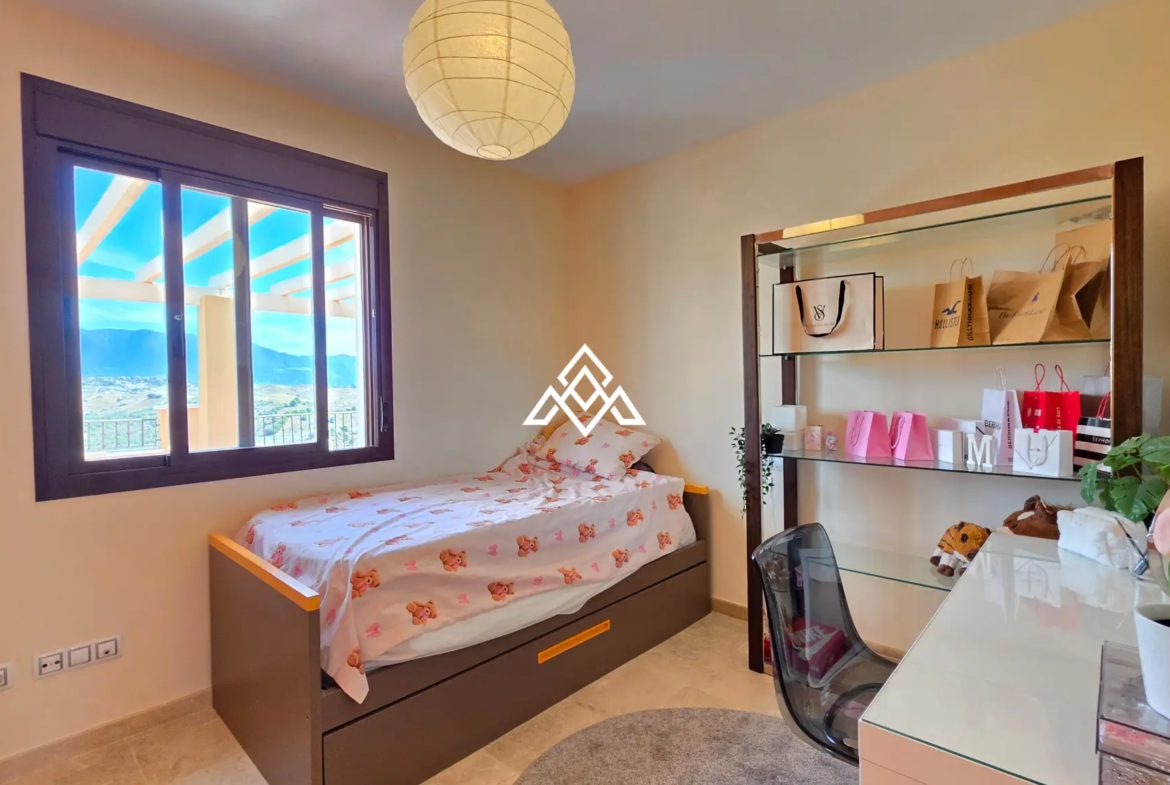 Luxury Calanova Penthouse with a 200 m² terrace, panoramic sea and golf views. Exceptional Spain real estate in La Cala de Mijas.