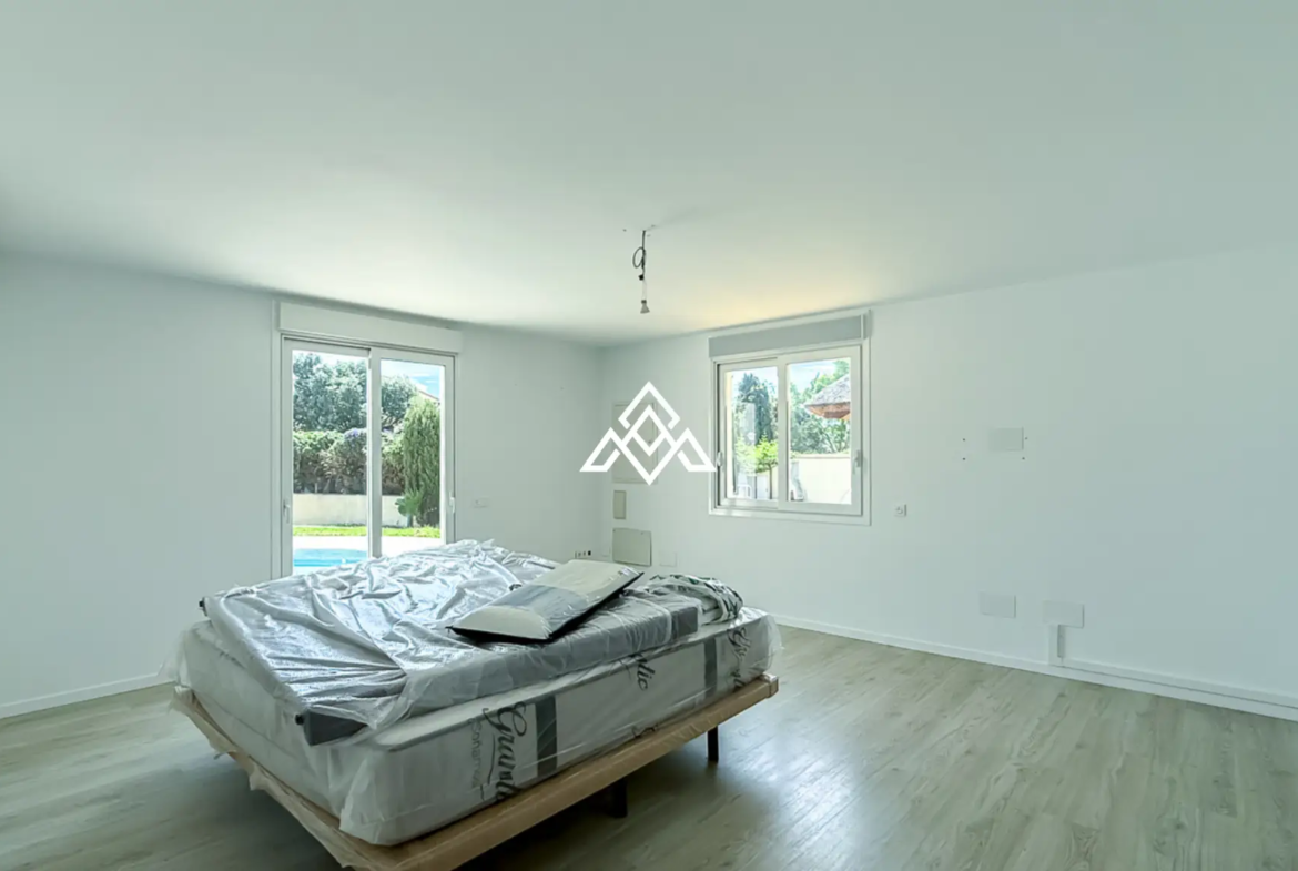 Spacious El Paraiso Villa on a 1,402 m² plot in Estepona. Prime Spain villa for sale close to golf, beaches, and all amenities.