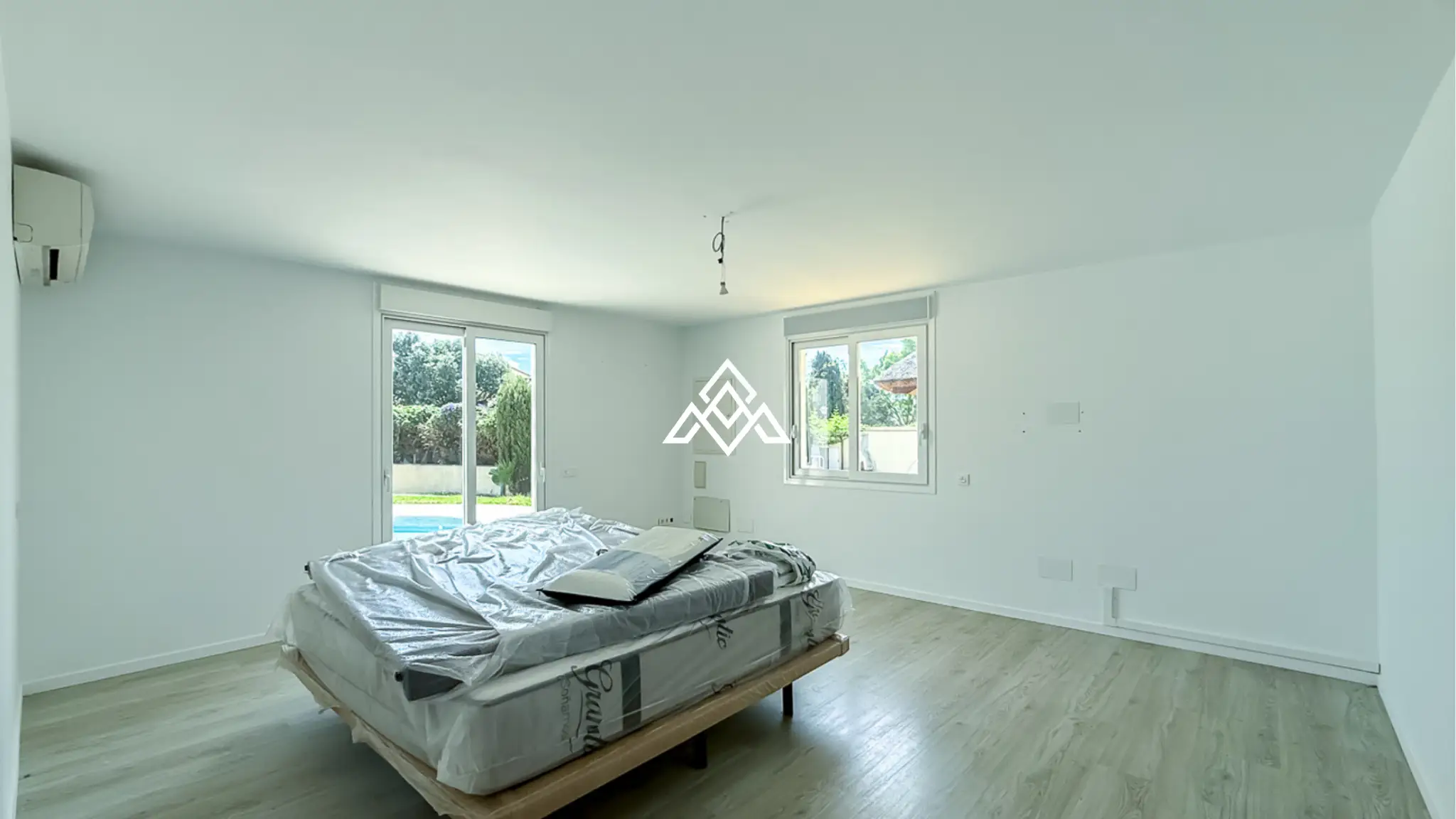 Spacious El Paraiso Villa on a 1,402 m² plot in Estepona. Prime Spain villa for sale close to golf, beaches, and all amenities.
