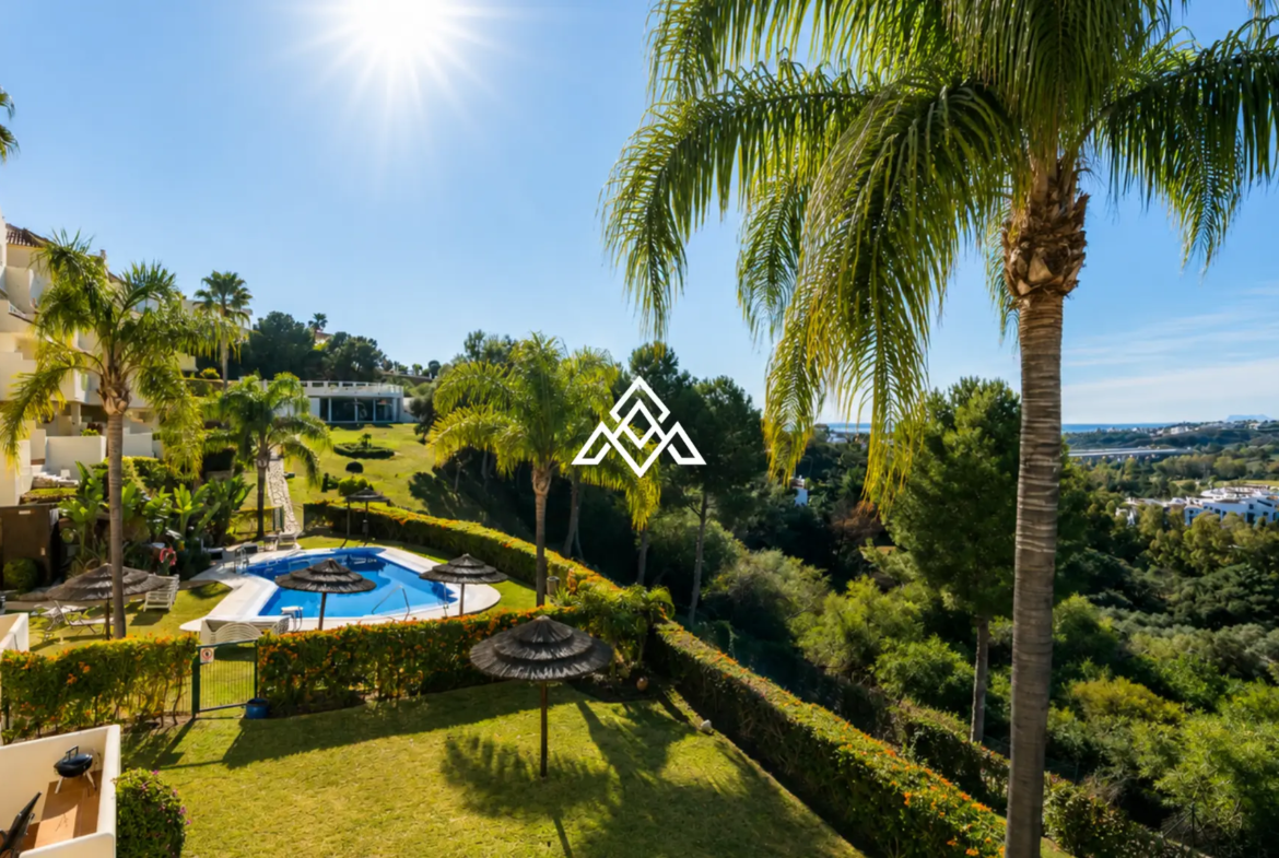Luxury Benahavis Apartment with panoramic sea, golf and lake views, renovated interiors and terrace. Prime Spain real estate opportunity.