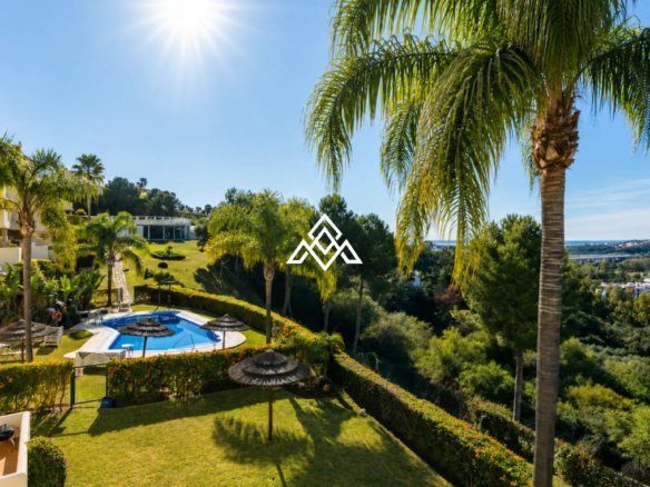 Luxury Benahavis Apartment with panoramic sea, golf and lake views, renovated interiors and terrace. Prime Spain real estate opportunity.