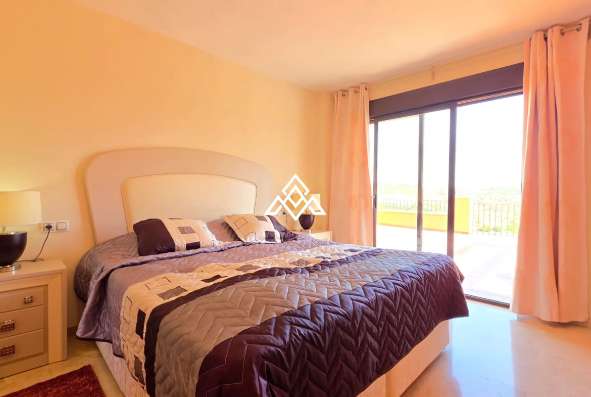 Luxury Calanova Penthouse with a 200 m² terrace, panoramic sea and golf views. Exceptional Spain real estate in La Cala de Mijas.
