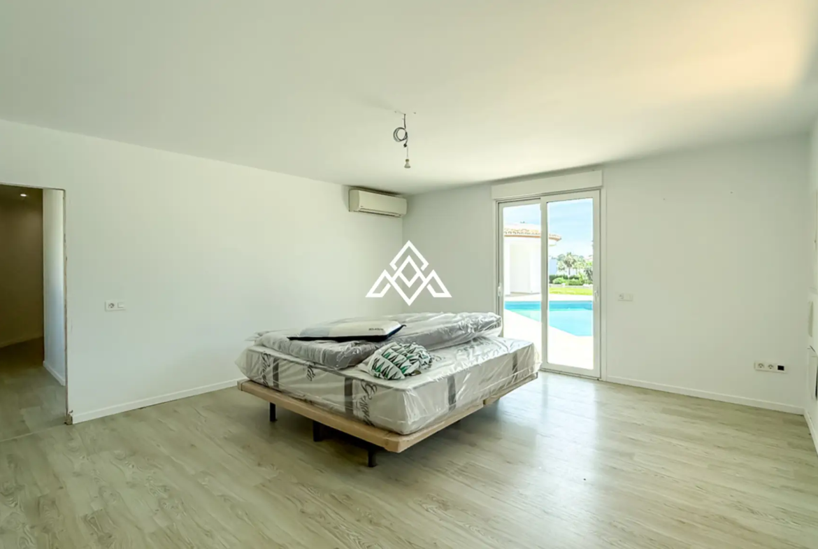 Spacious El Paraiso Villa on a 1,402 m² plot in Estepona. Prime Spain villa for sale close to golf, beaches, and all amenities.
