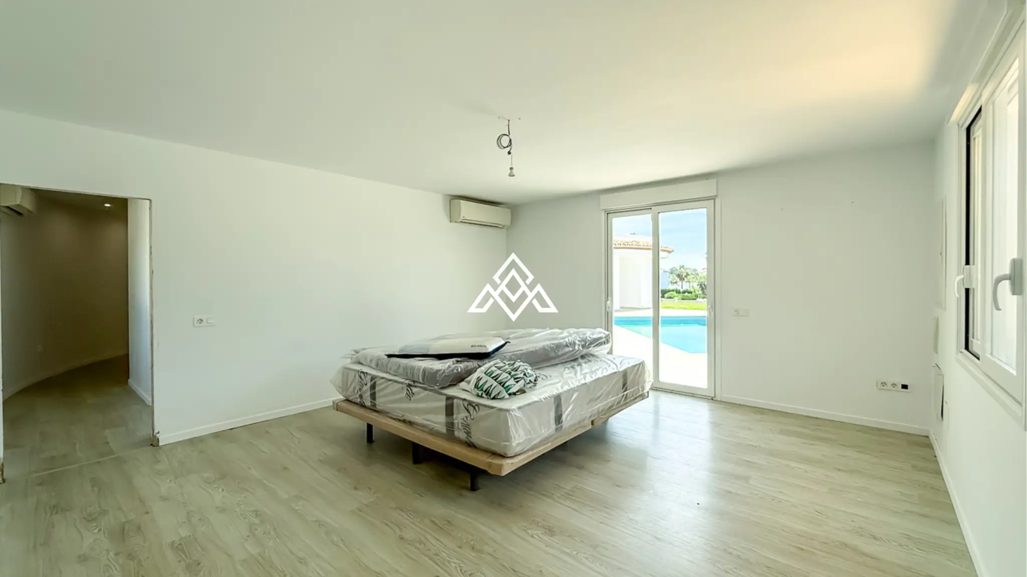 Spacious El Paraiso Villa on a 1,402 m² plot in Estepona. Prime Spain villa for sale close to golf, beaches, and all amenities.
