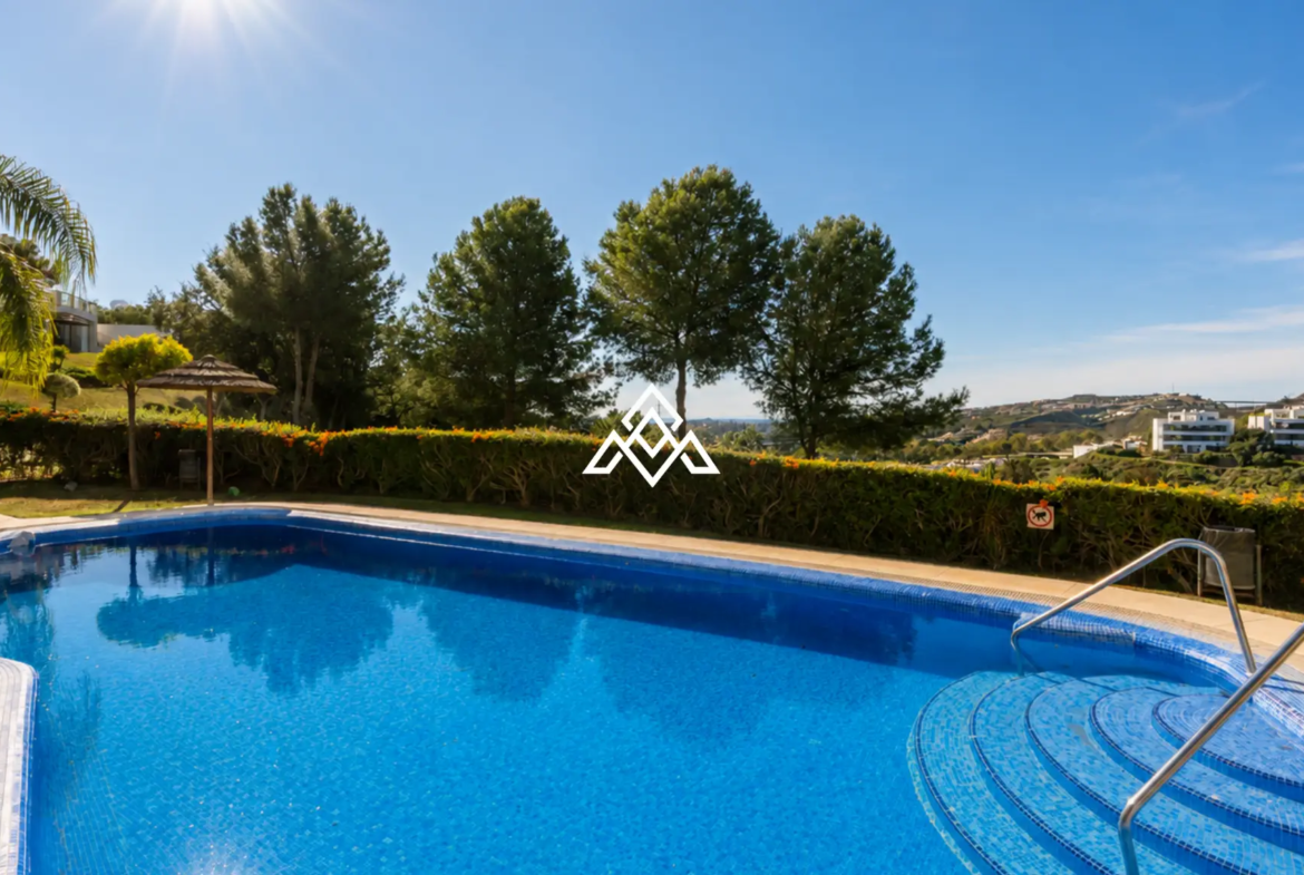 Luxury Benahavis Apartment with panoramic sea, golf and lake views, renovated interiors and terrace. Prime Spain real estate opportunity.