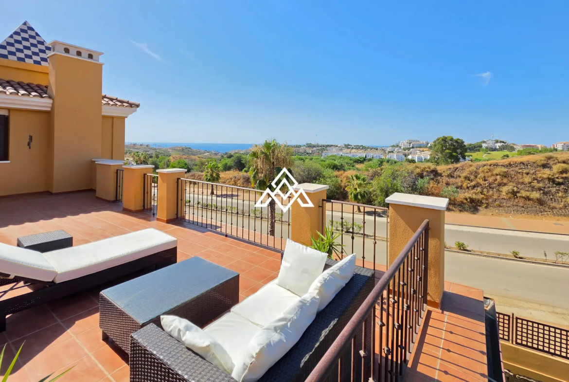 Luxury Calanova Penthouse with a 200 m² terrace, panoramic sea and golf views. Exceptional Spain real estate in La Cala de Mijas.