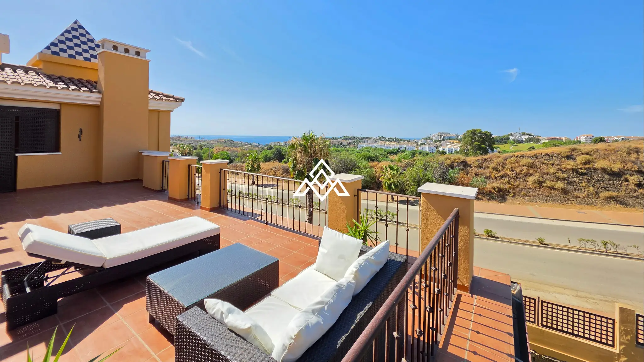 Luxury Calanova Penthouse with a 200 m² terrace, panoramic sea and golf views. Exceptional Spain real estate in La Cala de Mijas.