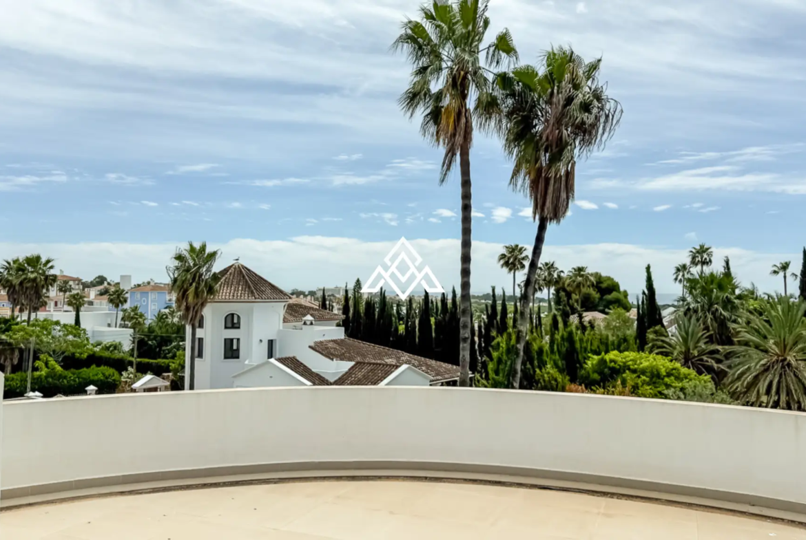 Spacious El Paraiso Villa on a 1,402 m² plot in Estepona. Prime Spain villa for sale close to golf, beaches, and all amenities.